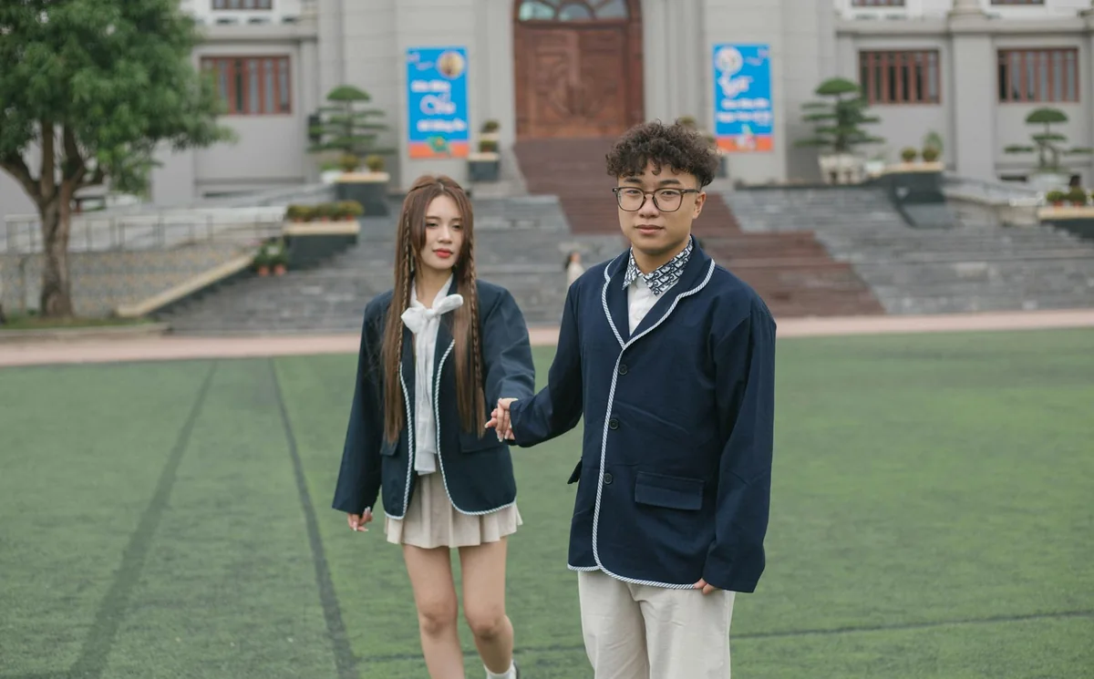 hero.webp在首屏作为主视觉强化明亮空间感，其他图片在业务入口与服务归档区示意真实工作场景。